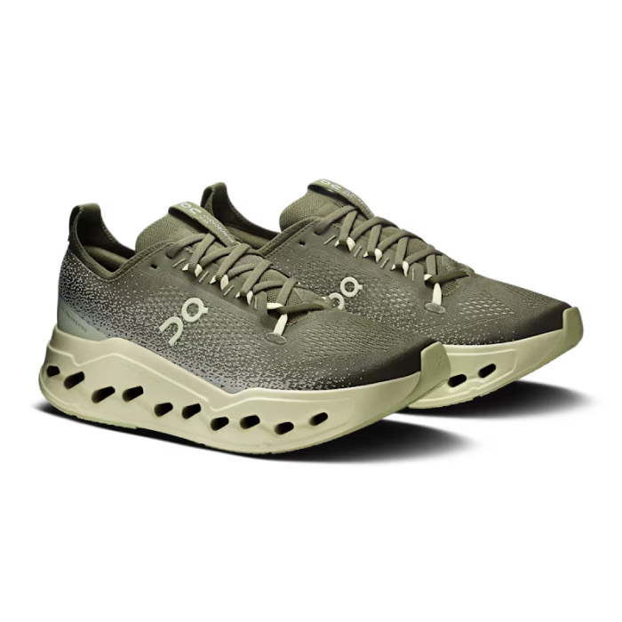 On Cloudsurfer Maxの斜め横からのアングル