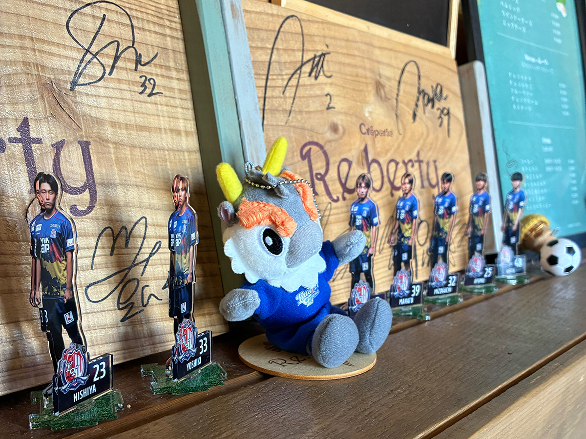 カターレ富山のグッズなどが飾られた店内装飾