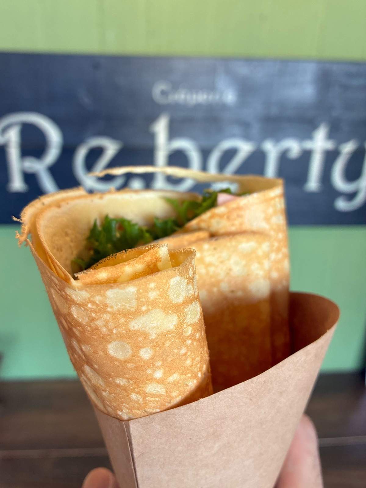 生地がパリパリの美味しそうな焼き立てクレープ