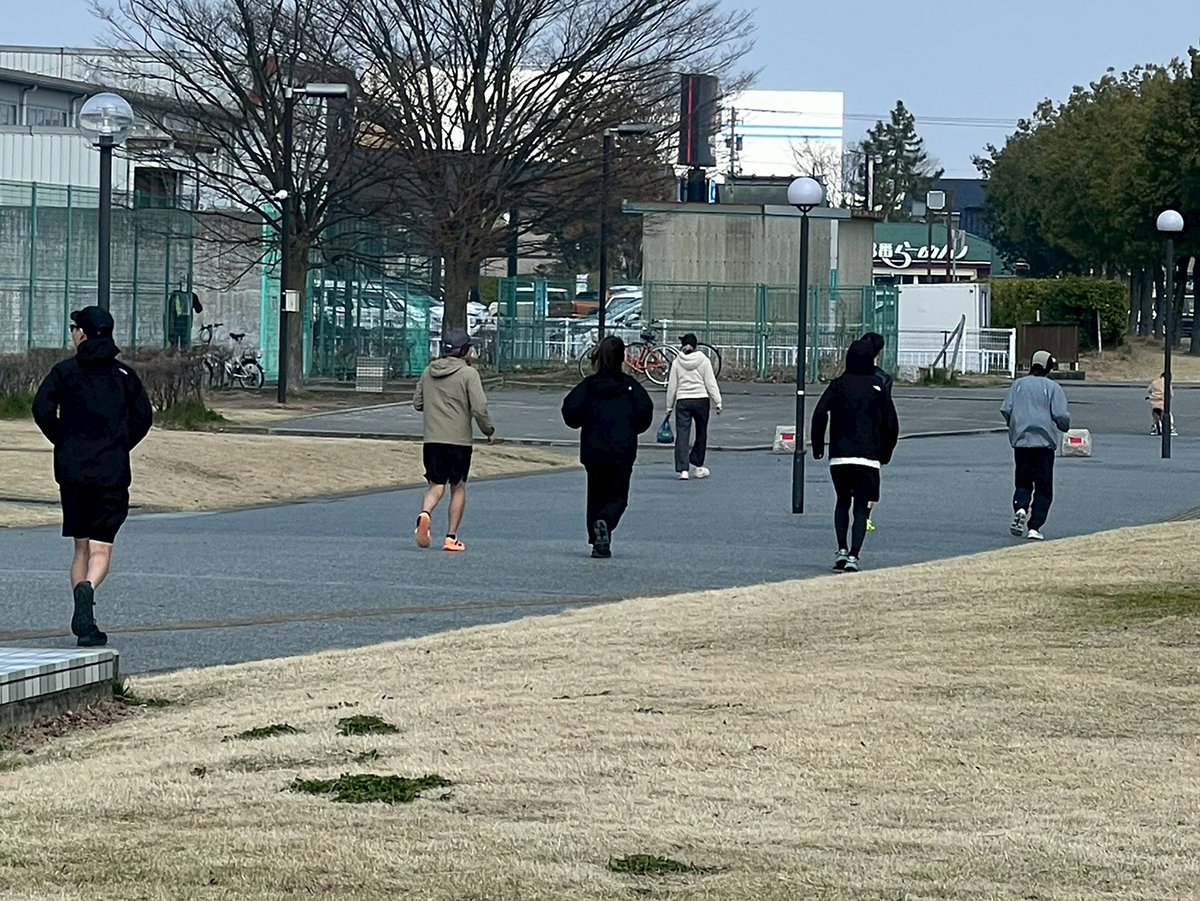 ゆっくりとしたペースで走るスタッフたちの様子