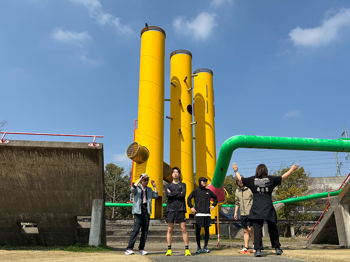 公園で決めポーズをするが目を瞑ってしまったスタッフ
