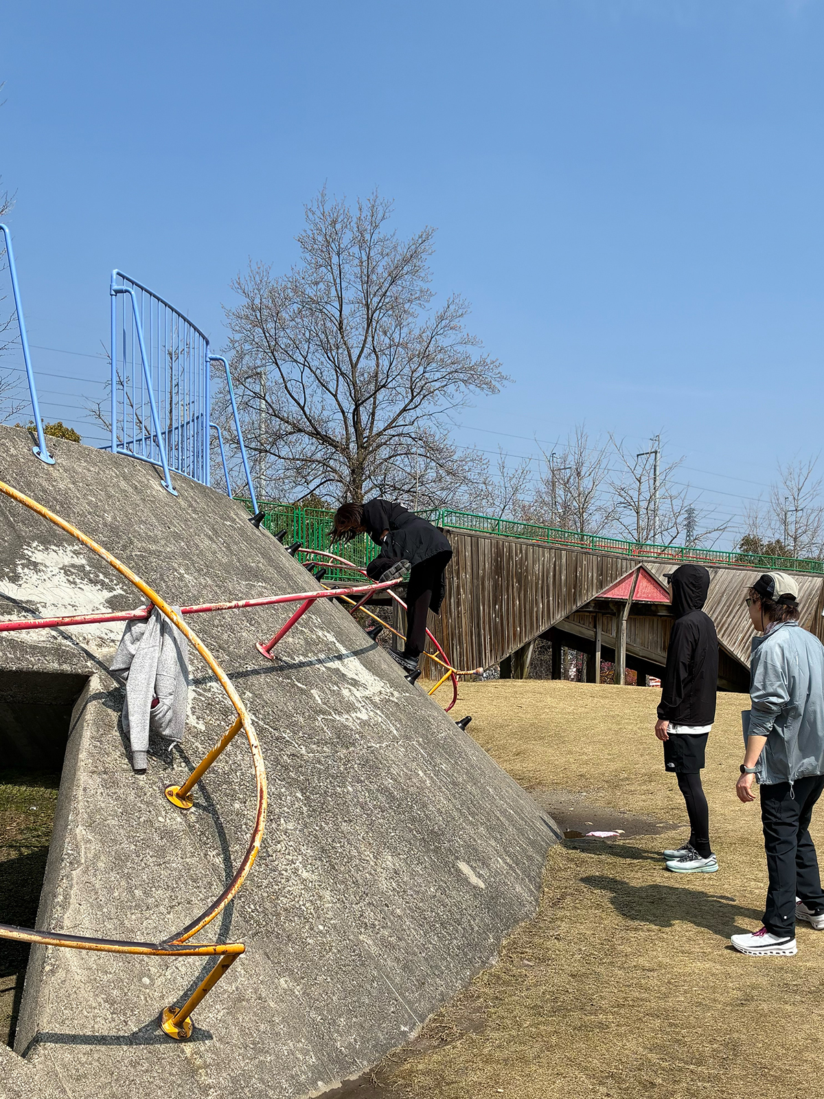 段差を慎重に降りるスタッフと見守るスタッフ