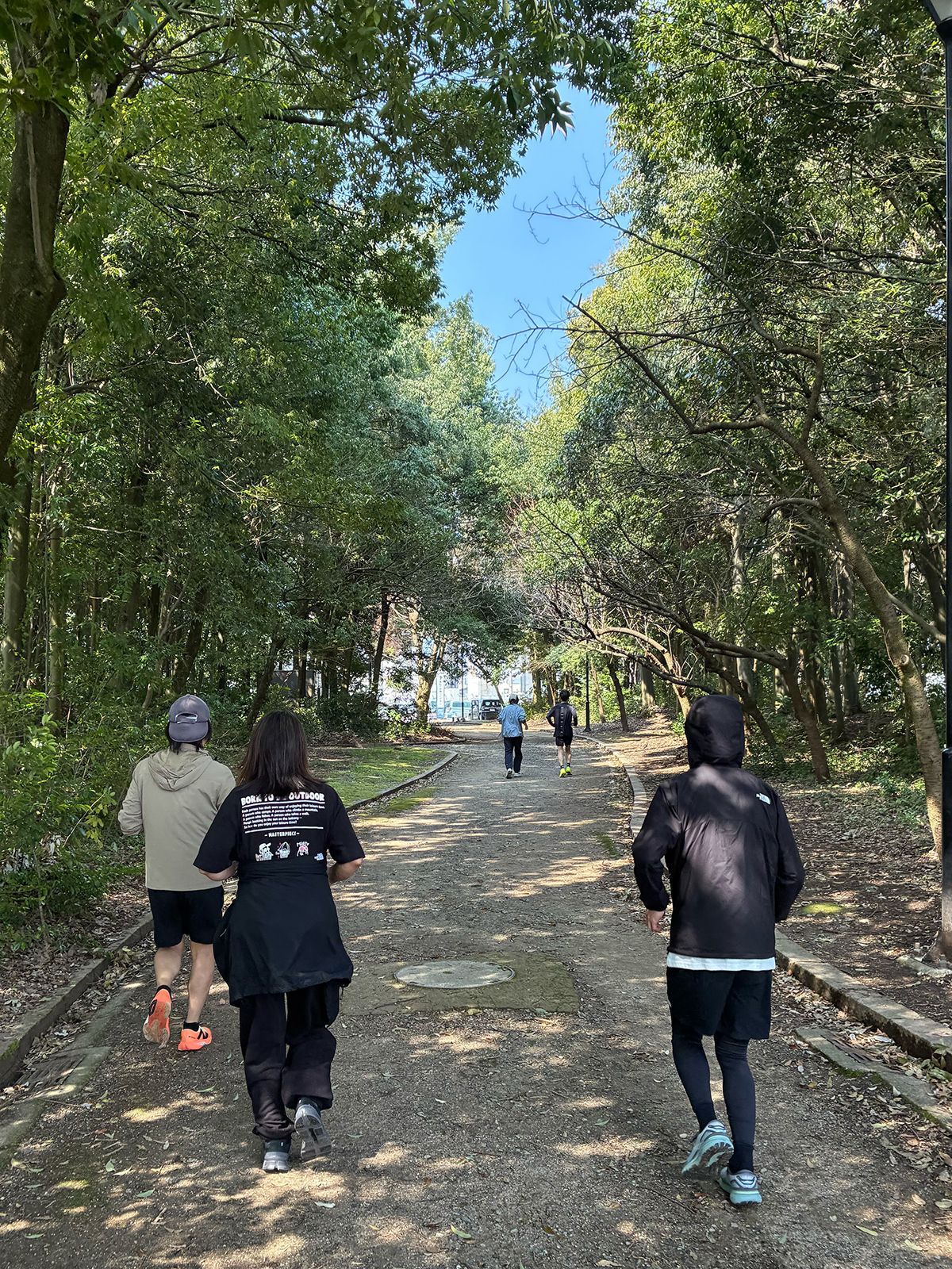 先を走る2人のスタッフを後ろから追いかける様子