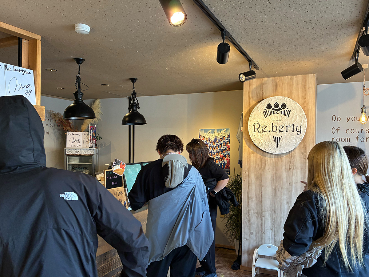 お店の前に大勢で集まるスタッフたち